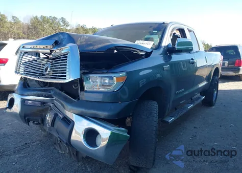 2010 Toyota Tundra Grade 5.7L V8 z USA, uszkodzony, nr VIN 5TFUY5F15AX138097